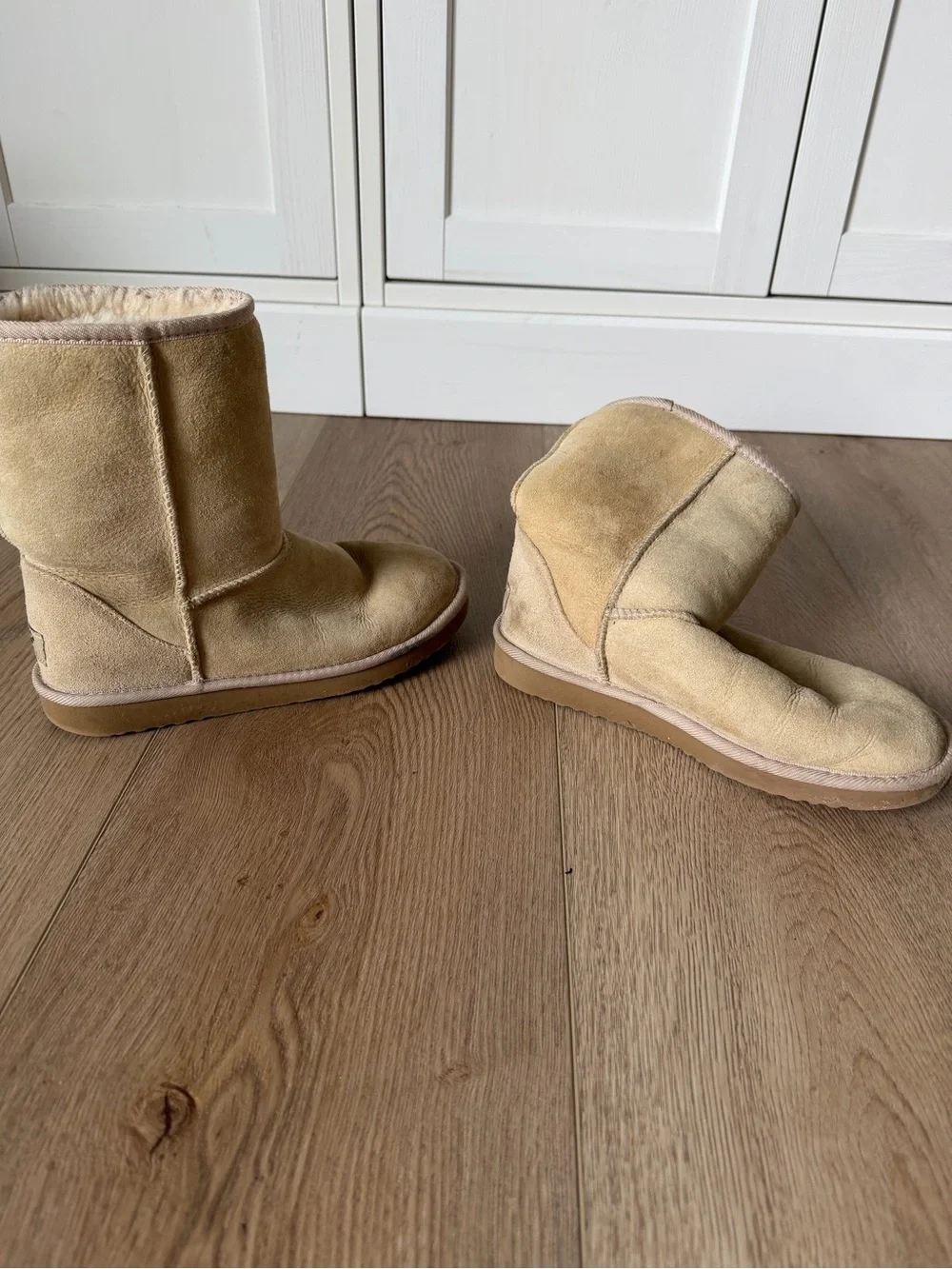 UGG Australia Classic Short Sand Suede Shearling Boots Size 7